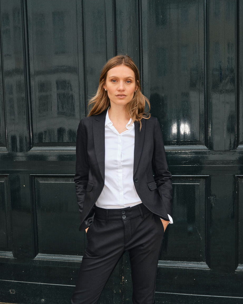 Modelshot / White / Detail